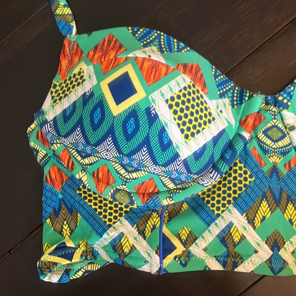 Women’s Anthropologie swim top. Size medium. Gently used. No flaws.